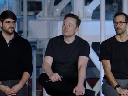 A la izquierda de la imagen, Zachary Kirkhorn, hasta ahora director financiero de Tesla, junto al presidente de la automovilística, Elon Musk.