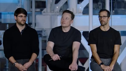 A la izquierda de la imagen, Zachary Kirkhorn, hasta ahora director financiero de Tesla, junto al presidente de la automovilística, Elon Musk.