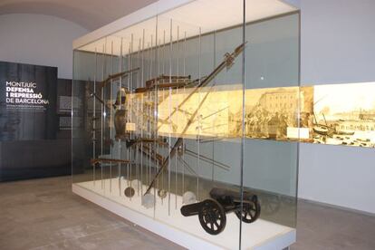 Vitrina amb armes al nou espai del centre d'interpretació del castell de Montjuïc.