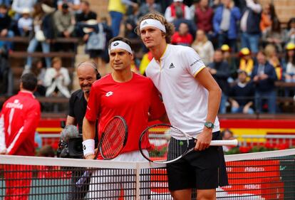 El alemán Alexander Zverev junto a David Ferrer antes del inicio del partido, el 6 de abril de 2018.