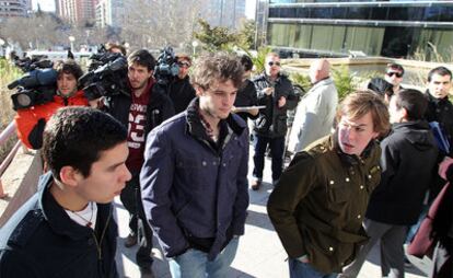 Varios amigos de Álvaro Ussía, a su llegada esta mañana a la Audiencia Provincial.