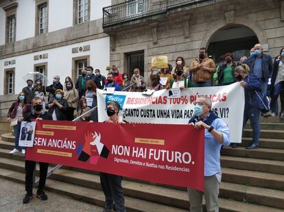 Manifestación de familiares de usuarios de residencias por el centro de Vigo promovida por la federación REDE.