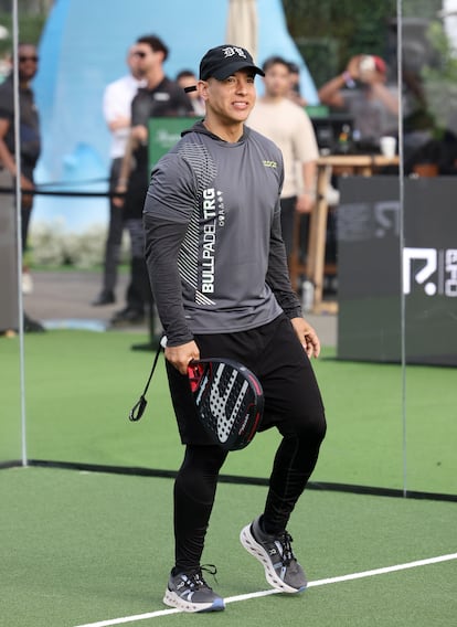El artista 'urban0 Daddy durante un partido de pádel en Miami en 2024.