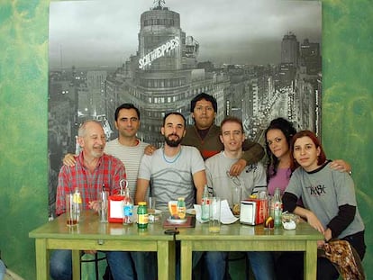 Jesús Hurtado (segundo por la izquierda) y su equipo en las oficinas de Kroonos.com en Madrid.