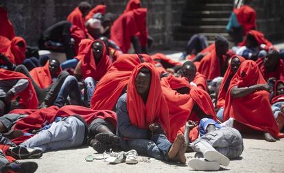 Varios de los inmigrantes rescatados en el Estrecho de Gibraltar.