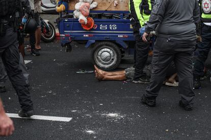 Personal de seguridad de Israel atienden a una persona herida en Tel Aviv, en las proximidades de un edificio alcanzado por un cohete desde Gaza, este miércoles. 