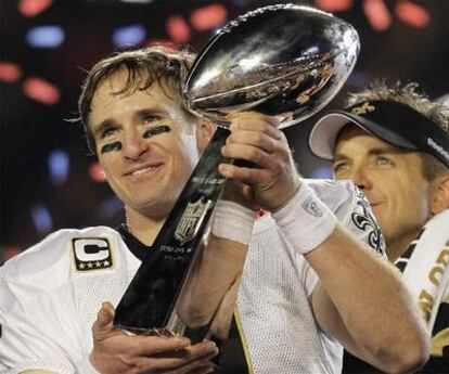 Drew Brees, <i>quarterback</i> de Nueva Orleans, con el trofeo.