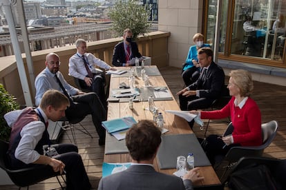 El presidente del Consejo Europeo (en el centro a la izquierda) charla con la canciller alemana, Angela Merkel; el presidente francés, Emmanuel Macron, y la presidenta de la Comisión Europea, Ursula von der Leyen (los tres a la derecha), este sábado.