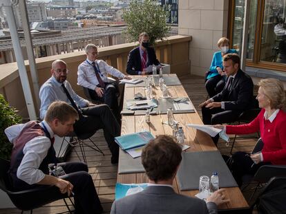 El presidente del Consejo Europeo (en el centro a la izquierda) charla con la canciller alemana, Angela Merkel; el presidente francés, Emmanuel Macron, y la presidenta de la Comisión Europea, Ursula von der Leyen (los tres a la derecha), este sábado.