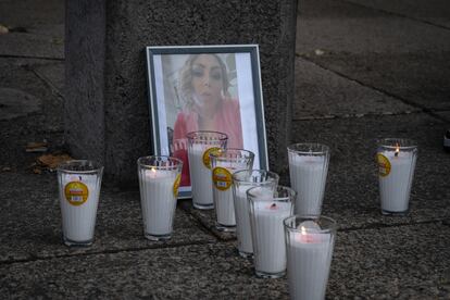 Ofrenda a la activista Samantha Gómez Fonseca, en Paseo de la Reforma. 