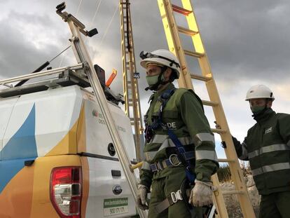 Empleados de i-DE trabajando en redes, clave para la transición verde.