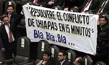 Diputados del opositor Partido de la Revolución Democrática (PRD, de izquierda) critican en una pancarta una promesa electoral de Vicente Fox.