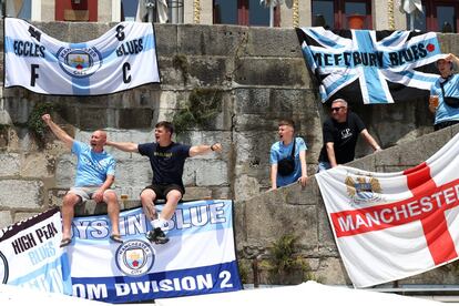 Los seguidores del Manchester City disfrutan del ambiente previo al partido en Oporto. Esta final debía haberse disputado en Estambul, pero la pandemia de la covid-19 y las restricciones vigentes motivaron el cambio de sede.