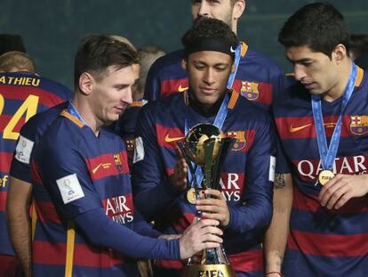 Messi, Neymar, y Suárez con la copa.