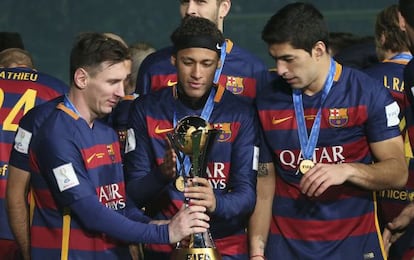 Messi, Neymar, y Suárez con la copa.