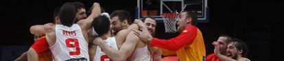 Los jugadores de España celebran el pase a la final.