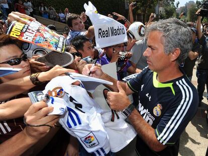José Mourinho firma autógrafos a los aficionados en el entrenamiento de ayer del Madrid en Los Ángeles.