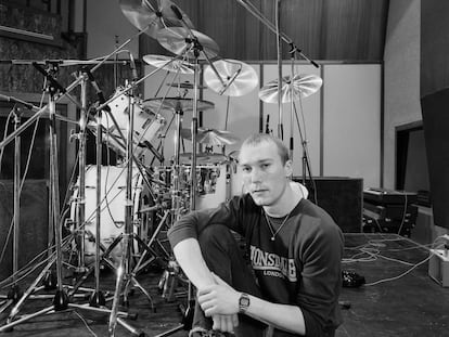 Rick Buckler, baterista de The Jam, posa con su batería en Odyssey Studios, en julio de 1982.