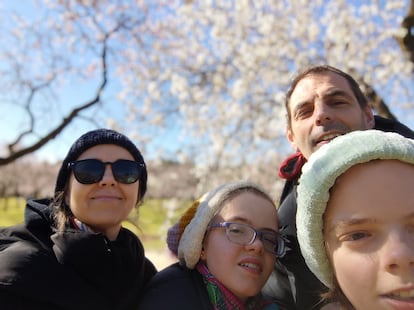 Carolina Álvarez junto a su marido y las gemelas de 16 años, Irene y Marta.