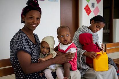 Una mujer alimenta a varios de sus hijos al mismo tiempo en la sala de un centro de alimentación terapéutica. Una de las razones por las que muchos niños están desnutridos es que dejan de ser amamantados cuando nace un hermano nuevo. En Etiopía, donde las mujeres tienen una media de 5,6 hijos, esto ocurre muy a menudo.