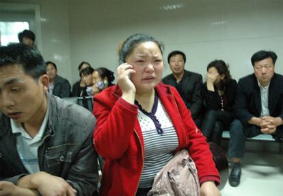 Padres y familiares esperan noticias de sus hijos en el Hospital 3201 de Hanzhong, provincia de Shaanxi (noroeste), tras atacar un hombre armado una guardería, en una imagen distribuida por la agencia Xinhua.