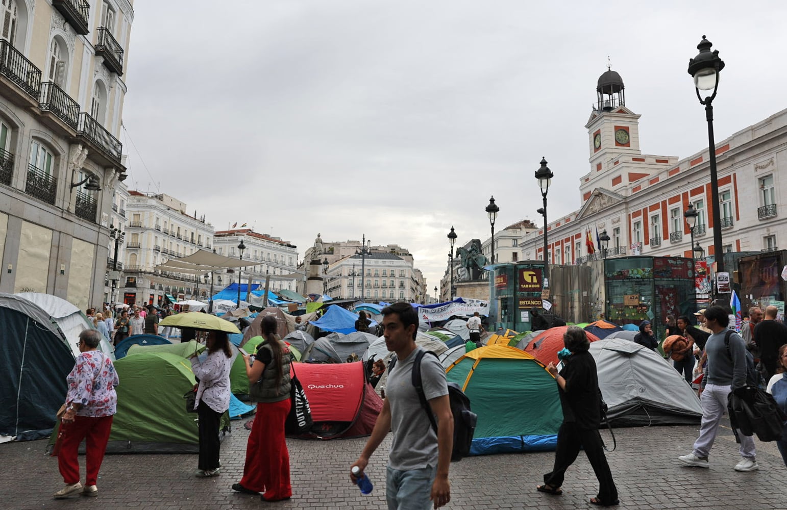 Acampada por la vivienda en la Puerta del Sol de Madrid, este miércoles. 