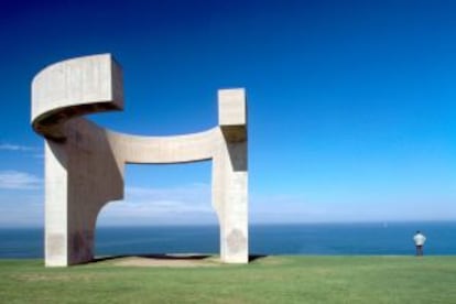 'Elogio del Horizonte', de Eduardo Chillida, en el cerro de Santa Catalina, en Gijon.