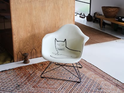 Butaca Eames Shell con dibujo de gato de Saul Steinberg en la Casa Eames en Pacific Palisades (California).