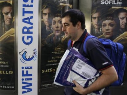 Un hombre pasea junto a un cartel de Gowex.
