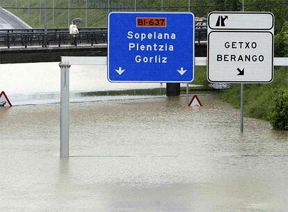 Las fuertes lluvias de anoche han dejado carreteras cortadas en Vizcaya y localidades inundadas en las que medio centenar de vecinos han tenido que ser desalojados