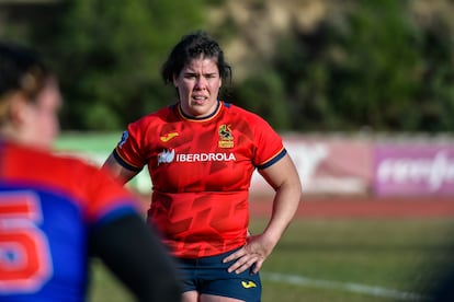 La capitana de la selección española de rugby, Laura Delgado, observa la formación del rival en una pausa del juego.