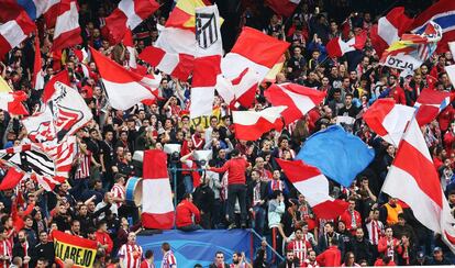 Ambiente en el estadio Vicente Calderón momentos antes de iniciarse el partido.