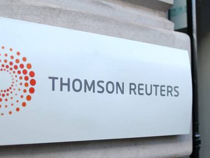 Logotipo de Thomson Reuters en su sede de París.