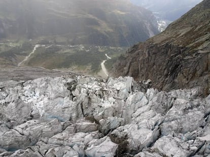 Vista del glaciar Planpincieux sobre la ladera italiana del Mont Blanc, el 26 de septiembre. Al fondo, el valle de Aosta.