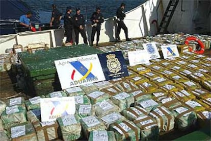 Los 6.460 kilos de cocaína que llevaba el <i>South Sea, </i>sobre la cubierta del navío, el pasado mes de octubre. Estaban escondidos en la proa del barco, que venía desde Suramérica.