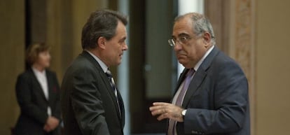El presidente de la Generalitat, Artur Mas, habla con el jefe del grupo parlamentario del PSC, Joaquim Nadal, en el Parlamento catalán en julio de 2011.