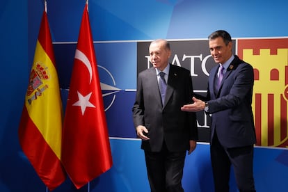 El jefe del Ejecutivo español, Pedro Sánchez, durante su reunión este jueves con el presidente de Turquía, Recep Tayyip Erdogan, en el marco de la cumbre de la OTAN. Sánchez ha insistido en que Turquía es "un actor y socio clave en materia de seguridad y de mediación" y ha asegurado que los dos países seguirán desarrollando "sus ya intensas relaciones y favoreciendo la agenda positiva de la Unión Europea" con este país.