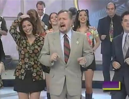 Paco Stanley baila durante uno de los episodios del programa 'Una tras otra'.