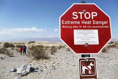 Señal de peligro en el Valle de la Muerte, alertando de que no se recomienda pasear por la zona después de las 10 de la mañana.