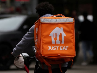 FILE PHOTO: A Just Eat delivery rider cycles through Manchester, Britain, August 23, 2023. REUTERS/Phil Noble/File Photo