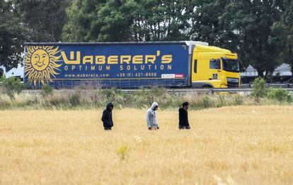 Migrantes caminan cerca de Calais