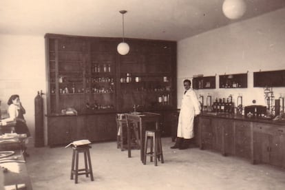 Faustino Cordón, 1944 in den Zeltia-Labors in Porriño (Galizien).