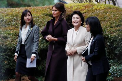 La primera dama norteamericana, Melania Trump, y la primera dama surcoreana, Kim Jung-sook, paseando por los jardines de la Casa Azul en Seúl, el 7 de noviembre de 2017.