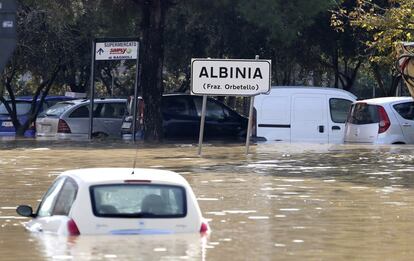 El nivel del agua ha anegado varias calles en Albinia, centro de Italia.