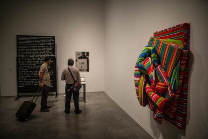 Obras de Roberto Jacoby (izquierda) y Marta Minujín en una de las salas dedicadas a América Latina en el Museo Reina Sofía.