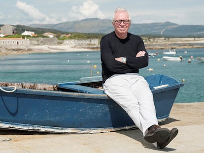 David Chipperfield en el pueblo gallego de Corrubedo. abril de 2021. Esta imagen fue portada de Icon Design en junio de 2021.