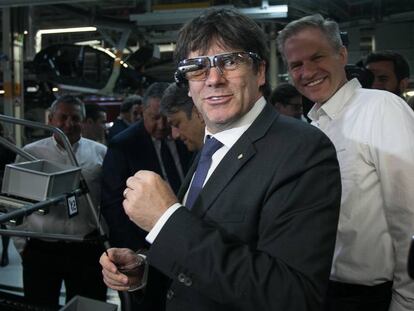 El president Carles Puigdemont prova les 'smartglasses' de la línia de producció de Seat a Martorell.