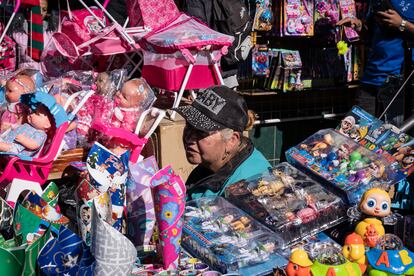 La Policía ha generado un frente de seguridad en San Victorino para que los consumidores puedan comprar los regalos de navidad sin que la inseguridad les afecte. 