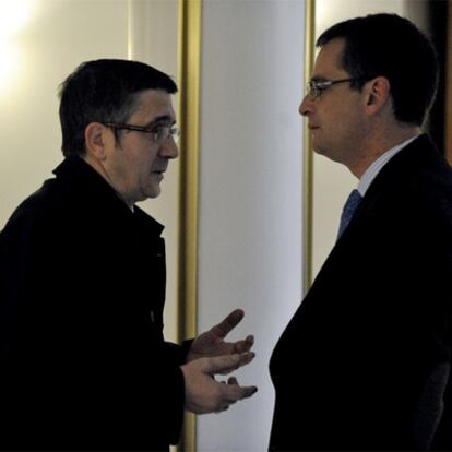 El <i>lehendakari,</i> Patxi López, y el líder del PP vasco, Antonio Basagoiti, ayer en Vitoria.
