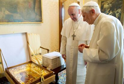 Los dos han vestido de blanco. Benedicto XVI con una sencilla sotana blanca y Francisco con otra tambi&eacute;n blanca, pero con la esclavina y la faja que llevan los pont&iacute;fices.